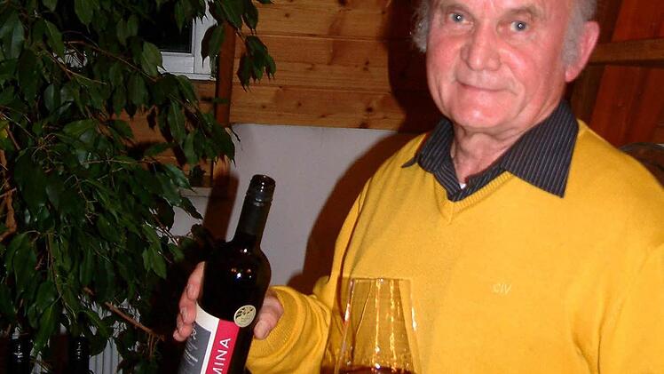 Organisator der Weinprobe im Sander Rathaussaal war als Kenner seines Faches Rudi Ruß.