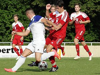 Der Memmelsdorfer Peter Koch versucht, gegen Adem Selmani durchzukommen.  Foto: sportpress