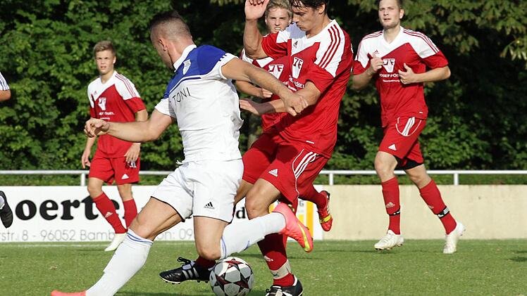 Der Memmelsdorfer Peter Koch versucht, gegen Adem Selmani durchzukommen.  Foto: sportpress