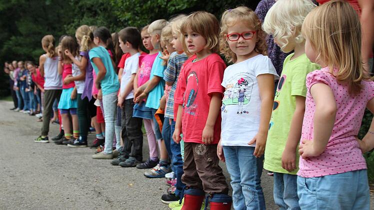 Die Kinder beim Jakobsspektakel, nach Größe sortiert
