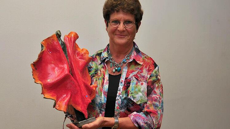 "Feuervogel" heißt diese Keramikarbeit von Helga Stegner, zu der sie von der Abschlussfeier der Olympiade angeregt wurde.