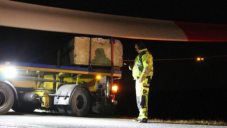 Der Schwertransport der Rotorblätter nach Münnerstadt Foto: Carmen Schmitt
