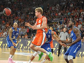 Basketball: Bundesliga, ratiopharm Ulm - Skyliners Frankfurt, Meisterschaftsrunde, Halbfinale, 4. Spieltag am 31.05.2016 in der ratiopharm arena, Neu-Ulm. Ulms Per G&uuml;nther (M) spielt den Ball. Foto: Stefan Puchner/dpa