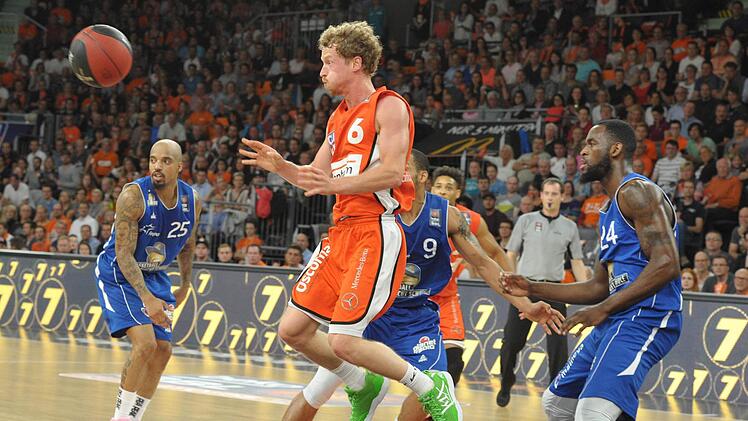 Basketball: Bundesliga, ratiopharm Ulm - Skyliners Frankfurt, Meisterschaftsrunde, Halbfinale, 4. Spieltag am 31.05.2016 in der ratiopharm arena, Neu-Ulm. Ulms Per G&uuml;nther (M) spielt den Ball. Foto: Stefan Puchner/dpa