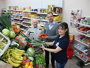 Betreiberin Anke Tannert (von rechts) hat am Donnerstag die letzten Waren gemeinsam mit Vertriebsleiter Heiko Vöth von Igros eingeräumt. Bei den Vorbereitungen zur Eröffnung am Freitag schaute auch der Gründer des Ladens, Franz Groß, vorbei. Foto: Ralf Ruppert