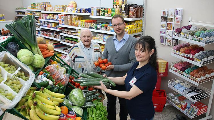 Betreiberin Anke Tannert (von rechts) hat am Donnerstag die letzten Waren gemeinsam mit Vertriebsleiter Heiko Vöth von Igros eingeräumt. Bei den Vorbereitungen zur Eröffnung am Freitag schaute auch der Gründer des Ladens, Franz Groß, vorbei. Foto: Ralf Ruppert