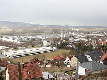 Das Werksgelände des Zeiler Möbelwerks (im Hintergrund)
