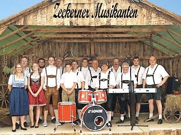 Die Zeckerner Musikanten verdanken ihr Outfit dem einstigen Dirigenten Fritz Bock. Foto: privat