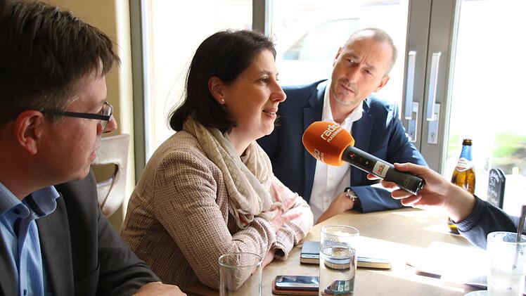 Die FDP-Bundestagsabgeordnete Katja Hessel erläuterte gestern in Kulmbach, warum sich ihre Partei gegen den CSU-Vorstoß zur Wehr setzt. Die Kritik teilen Bezirksvorsitzender Thomas Nagel (links) und Michael Otte, Kreisvorsitzender und Landtagskandidat.Jochen Nützel