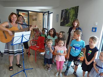 Die Kinder des Johannischen Kindergartens singen mit ihren Erzieherinnen zur Einweihung einige Lieder. Foto: Thomas Weichert