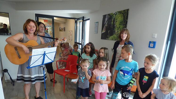 Die Kinder des Johannischen Kindergartens singen mit ihren Erzieherinnen zur Einweihung einige Lieder. Foto: Thomas Weichert