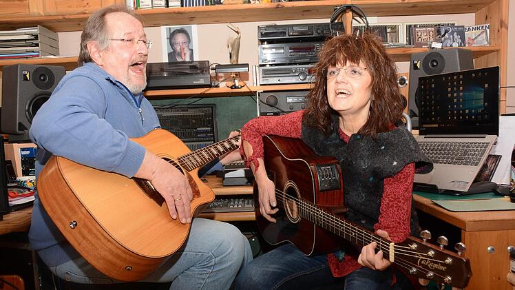 Agathe Wachter und Norbert Appel haben "Haam zu mir" mit viel Liebe zum Detail im Tonstudio produziert. Foto: Dagmar Besand