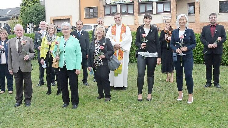 Die Jubilare, die vor 25, 50, 60 und 75 Jahren zum ersten Mal in der St. Georg-Kirche in Marienroth die heilige Kommunion empfangen haben. Mit im Bild Pfarrer Detlef Pötzl.  Foto: K.- H. Hofmann