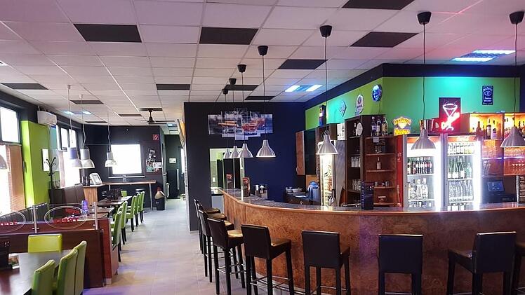 Höchstadt: Stammgäste übernehmen "Bistro-Café-Treff" - junges Paar in ungewohnter Rolle