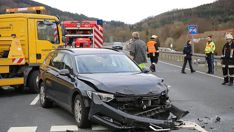 Schwerer Unfall beim Abbiegen: Rettungshubschrauber im Einsatz