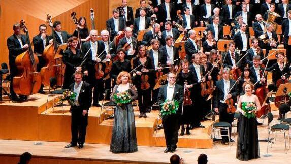 Applaus nach dem zweiten Aufzug der Götterdämmerung mit (von links) Jonathan Nott, Petra Lang (Brünnhilde), Christian Voigt (Siegfried) und Jutta Maria Böhnert (Gutrune)Foto: Peter Eberts