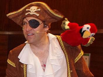 Captain Jack alias Peter Biggs heuerte die Realschüler als neue Matrosen für sein Schiff an. Fotos: Heike Schülein