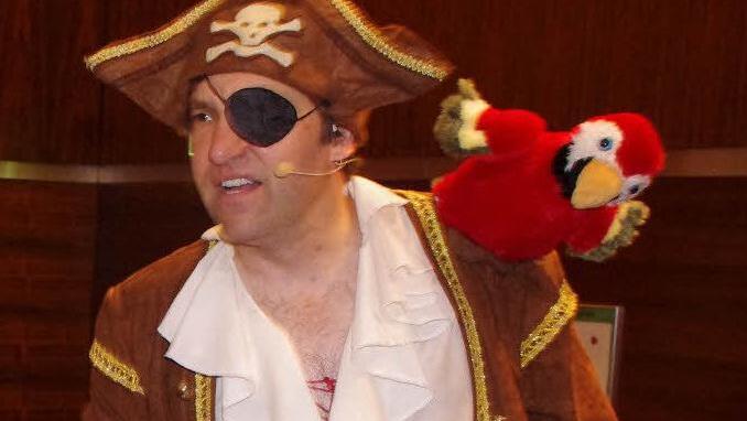 Captain Jack alias Peter Biggs heuerte die Realschüler als neue Matrosen für sein Schiff an. Fotos: Heike Schülein
