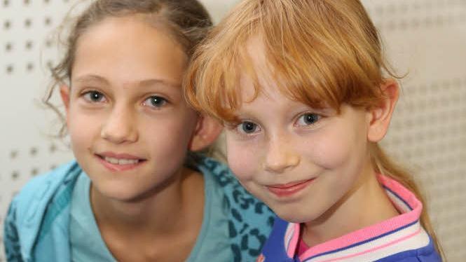 Shannon (11, links) und Fiona (8): Fiona: "Ich fand's spannend - auch wegen der Geschichte von Wolfsblut, der den Jack gerettet hat." Shannon: "Ich fand die Vorlesung gut - nur hätte es ein bisschen langsamer sein können - zum mitschreiben." Foto: Barbara Herbst