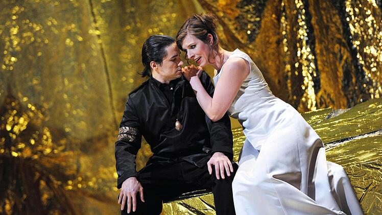 "Salome" am Landestheater Coburg: José Manuel als Narraboth, Sonja Koppelhuber als Page.Foto: Andrea Kremper