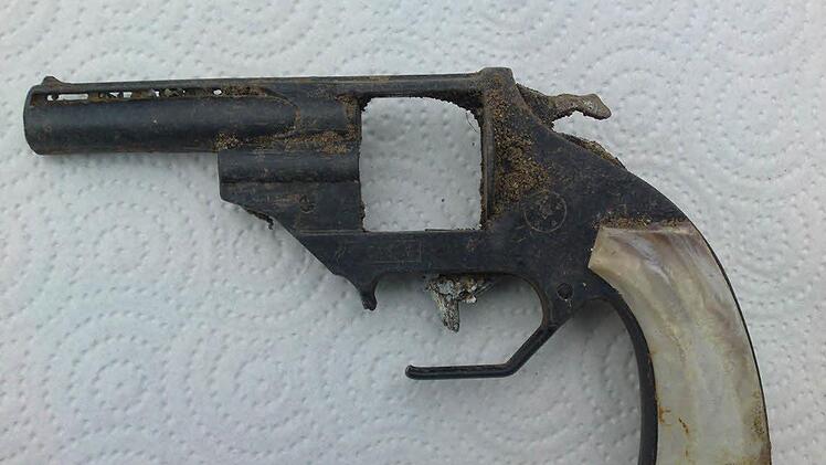 Die alte Pistole haben Knud Espig und Hermanita Espig gefunden.