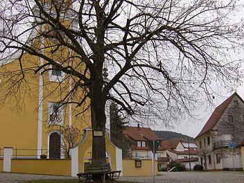 Am Kirchplatz könnte ein betreutes Wohnen entstehen. Foto: Petra Malbrich