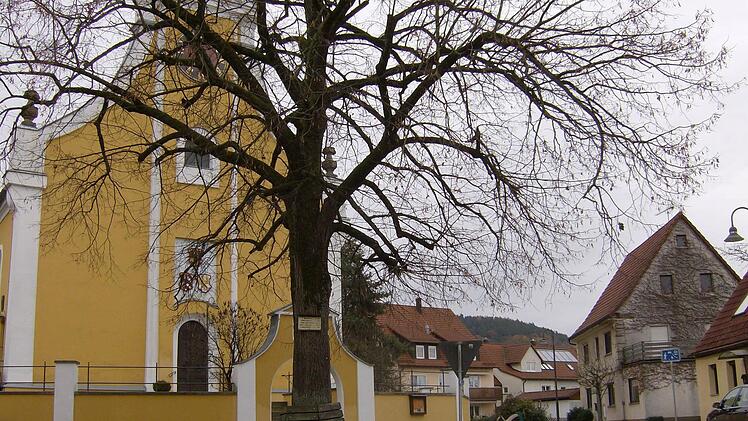 Am Kirchplatz könnte ein betreutes Wohnen entstehen. Foto: Petra Malbrich