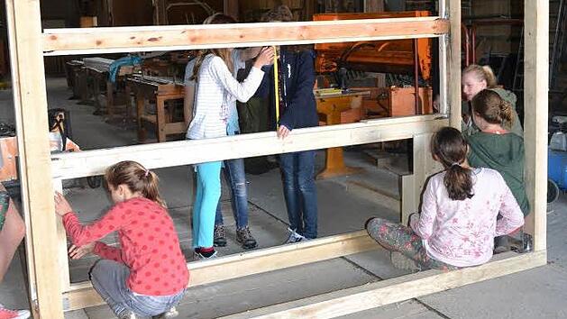Die Sch&uuml;ler der 5. Klasse der Rudolf-Steiner-Schule beim Bau Foto: Katharina W&uuml;stefeld