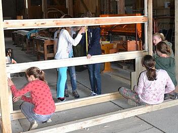 Die Schüler der 5. Klasse der Rudolf-Steiner-Schule beim Bau Foto: Katharina Wüstefeld