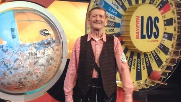 Präsident Rudi Fischer vom Kniebundhosen-Stammtisch-Wanderclub drehte heuer beimk "Bayernlos" das Glücksrad. Foto: Archiv