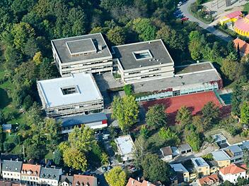 Das Kaiser-Heinrich-Gymnasium, das auf eine lange Geschichte zurückblickt, die am 23. Juni 1586 begann. Damals gründete Fürstbischof Ernst von Mengersdorf das Collegium Ernestinum als Priesterseminar mit einem Gymnasium als vorbereitender Übungsschule. Fotos: Ronald Rinklef