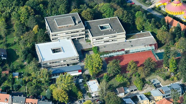 Das Kaiser-Heinrich-Gymnasium, das auf eine lange Geschichte zurückblickt, die am 23. Juni 1586 begann. Damals gründete Fürstbischof Ernst von Mengersdorf das Collegium Ernestinum als Priesterseminar mit einem Gymnasium als vorbereitender Übungsschule. Fotos: Ronald Rinklef