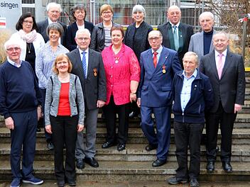 14 auf einen Streich - 14 Landkreisbürger wurden von Landrat Thomas Bold ausgezeichnet. Drei mit der Verdienstmedaille des Verdienstordens der Bundesrepublik Deutschland (Bildmitte Anneliese Albert und daneben links Bertram Becker und rechts Martin Kuchler). Zehnmal wurde das Ehrenzeichen des Bayerischen Ministerpräsidenten für Verdienste von im Ehrenamt tätigen Frauen und Männern verliehen und einmal wurde ein Kulturehrenbrief nachgereicht. Peter Rauch