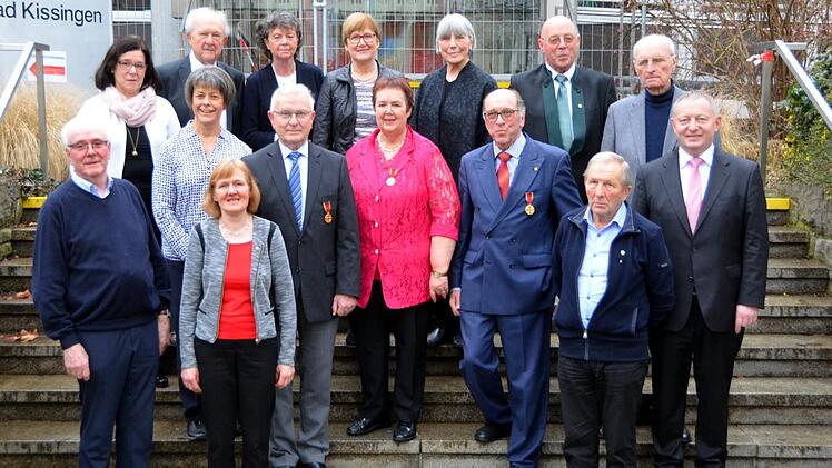 14 auf einen Streich - 14 Landkreisbürger wurden von Landrat Thomas Bold ausgezeichnet. Drei mit der Verdienstmedaille des Verdienstordens der Bundesrepublik Deutschland (Bildmitte Anneliese Albert und daneben links Bertram Becker und rechts Martin Kuchler). Zehnmal wurde das Ehrenzeichen des Bayerischen Ministerpräsidenten für Verdienste von im Ehrenamt tätigen Frauen und Männern verliehen und einmal wurde ein Kulturehrenbrief nachgereicht. Peter Rauch