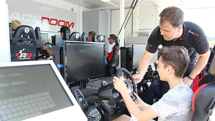 Im Race Room ließen sich junge Motorsportbegeisterte in die Vorgänge einweisen.