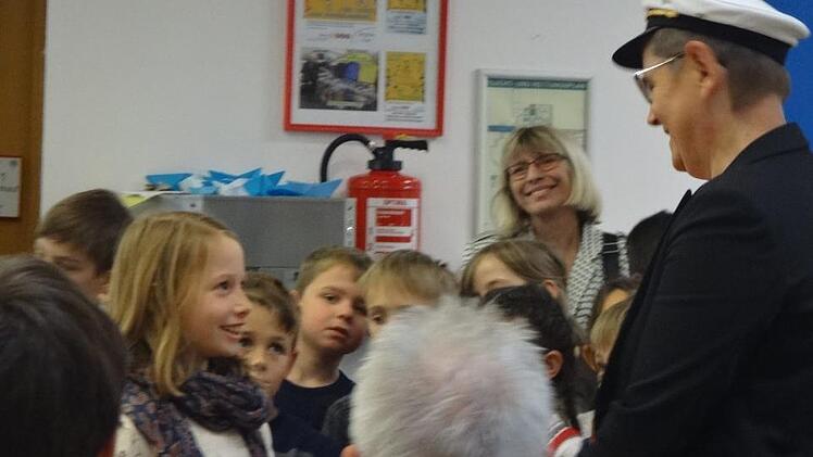 Die Sch&uuml;ler hei&szlig;en die Kapit&auml;nin willkommen.  Fotos: Gabriela Ruyter