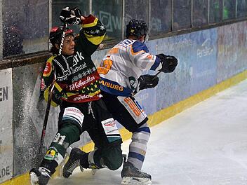 In unserem Bild wird Höchstadts Ales Kreuzer (links) von Waldkraiburgs Damian Martin an die Bande gedrückt. Foto: Picturedreams