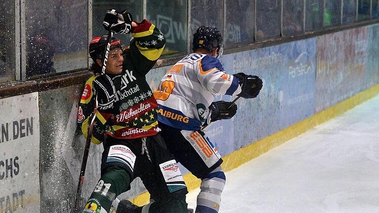 In unserem Bild wird Höchstadts Ales Kreuzer (links) von Waldkraiburgs Damian Martin an die Bande gedrückt. Foto: Picturedreams