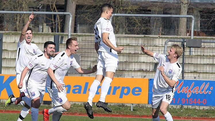 Allen Grund zum Abheben hatte in dieser Szene Gabriel Jessen (2.v.r): Mit einem Schlitzohr-Heber aus spitzem Winkel sorgte der 23-Jährige für das 1:0 des FC Eintracht Bamberg gegen Schwabach und gab damit den Startschuss für eine offensive zweite Halbzeit, die am Ende in einem 5:0-Sieg gipfelte. sportpress