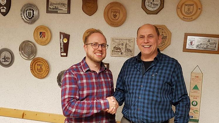 Andreas Kleinhenz (rechts) ist der neue Dirigent beim Musikzug in Wildflecken. Er wurde von Vorsitzendem Steffen Fröhlich (links) offiziell vorgestellt. Foto: Monika Kleinheinz