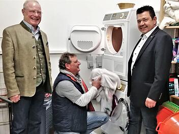 Im Beisein von Wolfgang Dünisch (rechts), Präsident des örtlichen Lions-Clubs, und Vizepräsident Rainer Geisler (links) probierte Wärmestuben-Leiter Claus Poppe gleich die neuen Geräte aus. Foto: Sigismund von Dobschütz