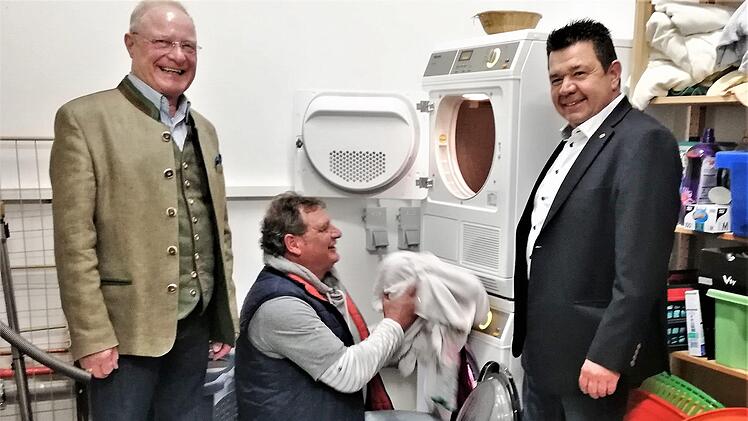 Im Beisein von Wolfgang Dünisch (rechts), Präsident des örtlichen Lions-Clubs, und Vizepräsident Rainer Geisler (links) probierte Wärmestuben-Leiter Claus Poppe gleich die neuen Geräte aus. Foto: Sigismund von Dobschütz