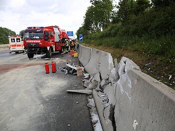 Das Feuerwehrauto ist v&ouml;llig demoliert, die Betonleitoplanke hat Schlimmeres verhindert. Auf der A9 in Oberfranken ist die Feuerwehr verungl&uuml;ckt. Foto: Fricke/News 5