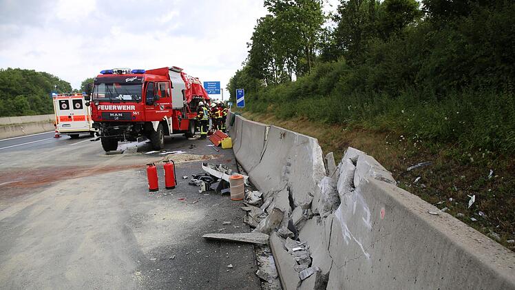 Das Feuerwehrauto ist v&ouml;llig demoliert, die Betonleitoplanke hat Schlimmeres verhindert. Auf der A9 in Oberfranken ist die Feuerwehr verungl&uuml;ckt. Foto: Fricke/News 5