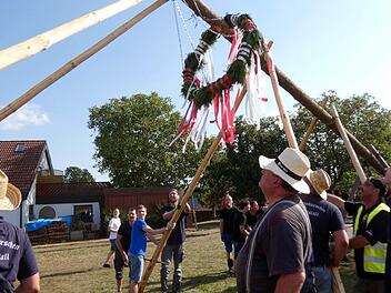 Seit 30  Jahren stellen die Burgstaller zur Kerwa einen Baum auf. Die Routine zeigte sich auch an diesem Wochenende.Richard Sänger