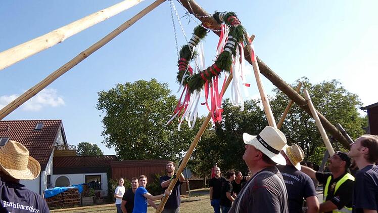 Seit 30  Jahren stellen die Burgstaller zur Kerwa einen Baum auf. Die Routine zeigte sich auch an diesem Wochenende.Richard Sänger