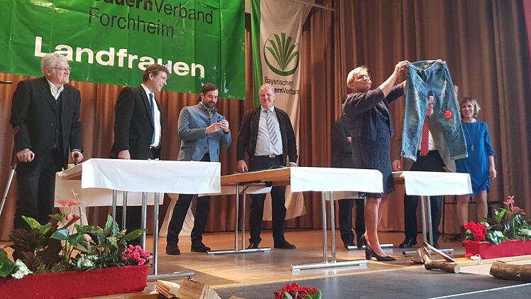Rosi Kraus präsentiert die Ergebnisse des Jeans-Designs.  Foto: Carmen Schwind