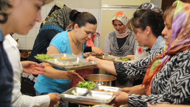 Das gemeinsame Essen ist traditioneller Bestandteil des Fastenbrechens während des Ramadan. In diesem Jahr allerdings müssen die Zusammenkünfte ausfallen.  Foto: Archiv/Katrin Geyer