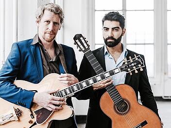 Frank Wuppinger (l.) und Ozan Coskun verbinden bei ihrem Gitarrenkonzert Klassik und Jazz. Foto: Uwe Niklas