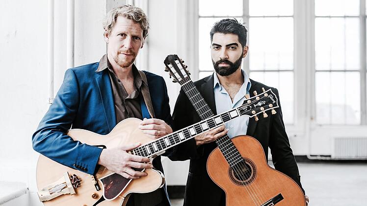 Frank Wuppinger (l.) und Ozan Coskun verbinden bei ihrem Gitarrenkonzert Klassik und Jazz. Foto: Uwe Niklas